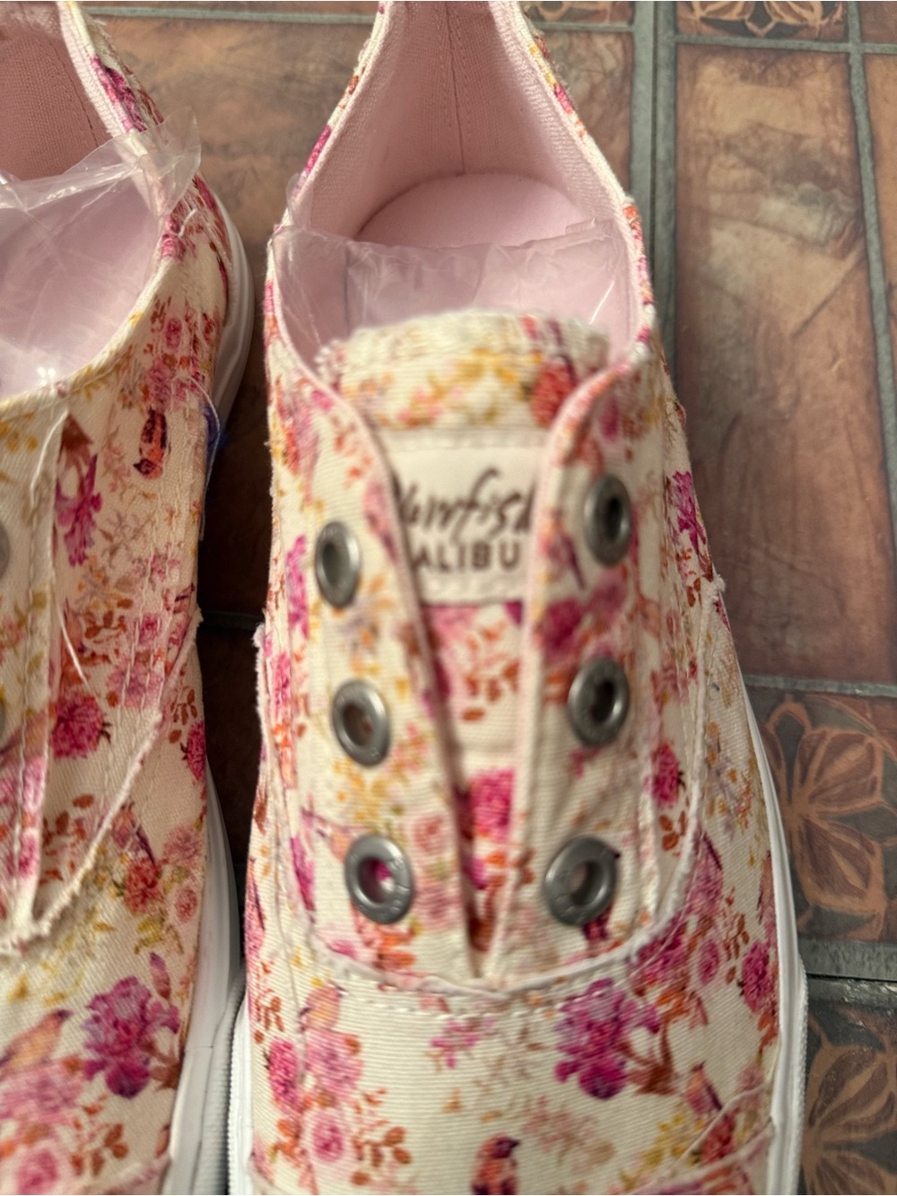 Malibu women’s  Floral Slip-On Sneakers in Pink and Cream